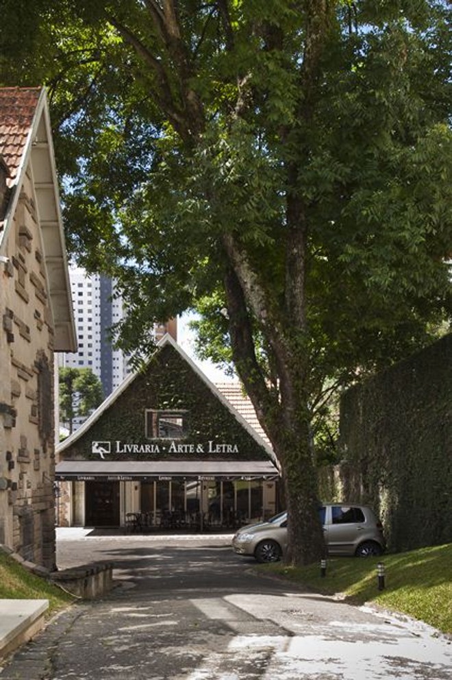 A Arte & Letra funciona há um ano e meio em uma casa, nos fundos de uma galeria de arte, e virou ponto de encontro de escritores e artistas da cidade |