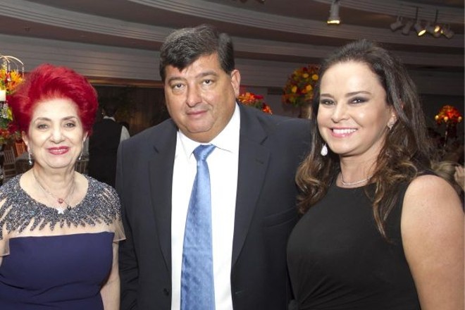 Enlace Penna e Galléas: retrato dos noivos II -Mirna Lopes com os sobrinhos Ricardo e Berenice Tacla |