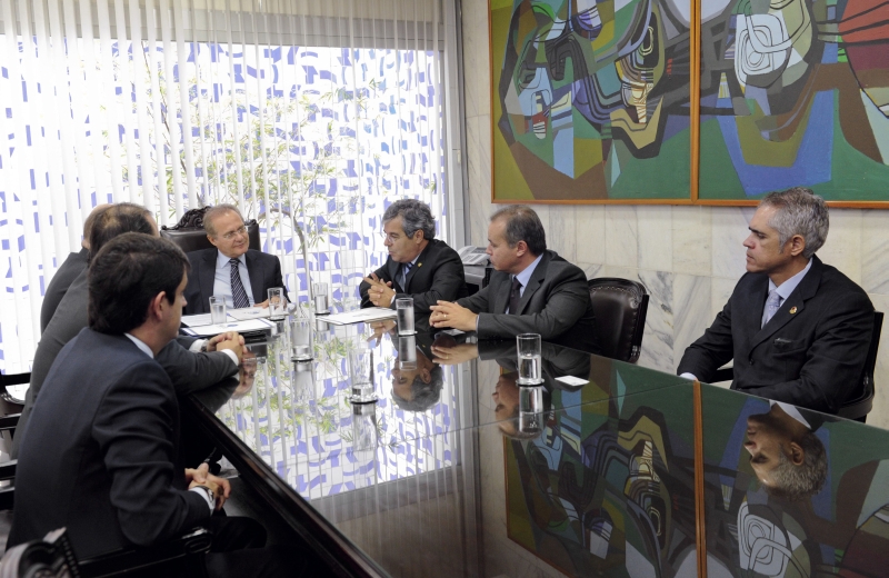 Em reunião com representantes das entidades de juízes, Renan Calheiros (na ponta da mesa) alegou erro formal na aprovação da PEC dos tribunais e pediu tempo | Jane de Araújo/Ag. Senado