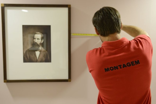 Montagem da exposição com as obras de Marc Ferrez no MON |