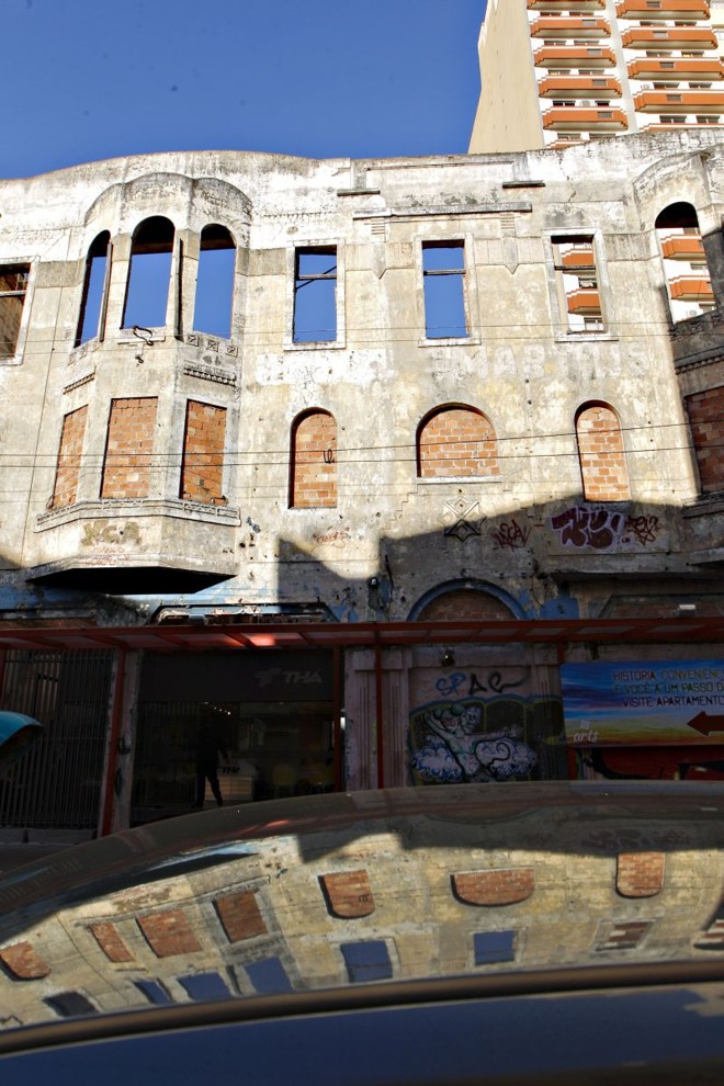 Apenas parte da fachada restou após um incêndio nos anos 90 |