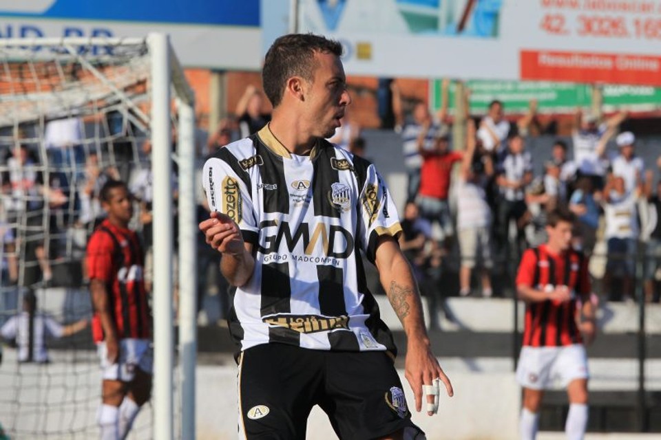 Paulo Sérgio marcou três gols na vitória do Operário contra o Atlético | Ivonaldo Alexandre / Gazeta do Povo