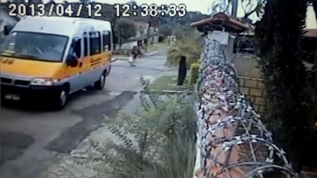 O motorista da condução escolar entrou em uma rua no bairro Santa Felicidade, em Curitiba, de ré, e o veículo atingiu Oscar José Stella, que estava na rua | Reprodução