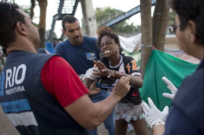 Prefeitura do Rio retira usuária de drogas das ruas: possibilidade de internação involuntária é ponto polêmico da lei | Christophe Simon/AFP