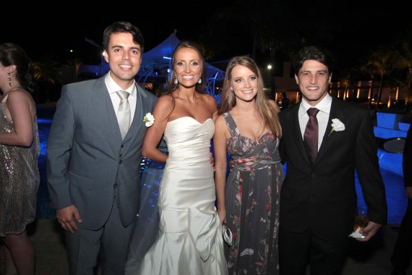 Os noivos Rafael Soares e Aline Perussolo com o ator Alexandre Slaviero e sua namorada, Paula Moreira, na festa que levou muitos curitibanos ao Itapema Plaza Resort & Spa, em Santa Catarina, no último dia 6 | Jader da Rocha