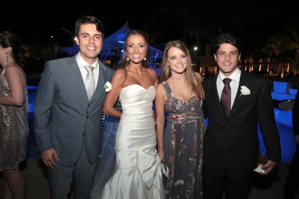 Os noivos Rafael Soares e Aline Perussolo com o ator Alexandre Slaviero e sua namorada, Paula Moreira, na festa que levou muitos curitibanos ao Itapema Plaza Resort & Spa, em Santa Catarina, no último dia 6 | Jader da Rocha