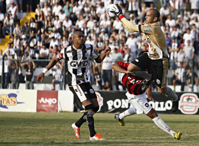 Goleiro Serginho, do Operário, leva a melhor em dividida |