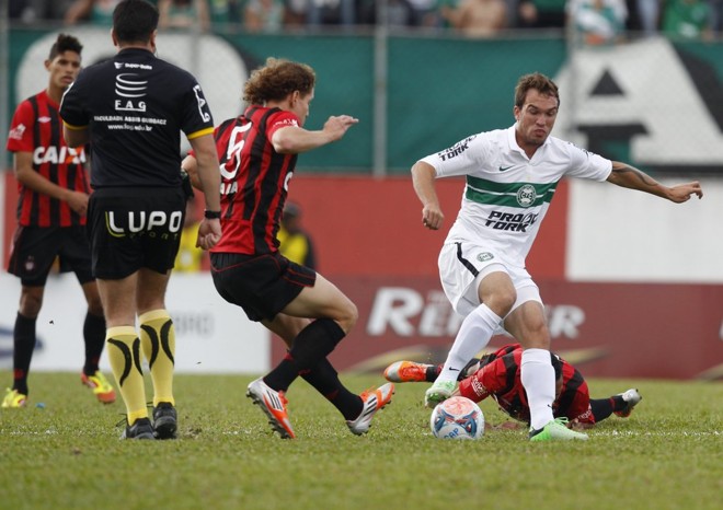 Foguinho tenta o desarme em Willian |