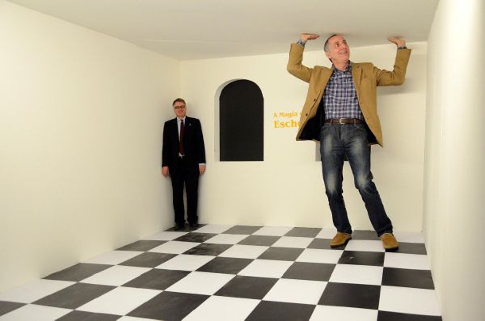 O secretário da Cultura do estado, Paulino Viapiana, sentiu-se, por alguns instantes, um gigante ao entrar em uma das instalações interativas que constam da exposição A magia de Escher, aberta na noite de quarta-feira no Museu Oscar Niemeyer. Ele e o curador da mostra, Pieter Tjabbes (à esq.), posaram na Sala da Relatividade, que proporciona ao espectador um incrível efeito de ilusão de ótica | Kraw Penas/SEEC