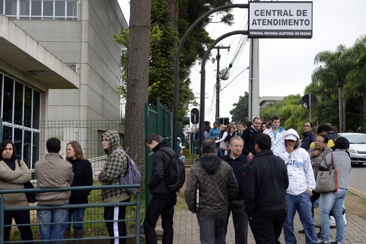 Quem precisa transferir o título ou deixou de comparecer às urnas em uma ou duas eleições pode comparecer ao TRE após 25 de abril | Henry Milleo / Agência de Notícias Gazeta do Povo