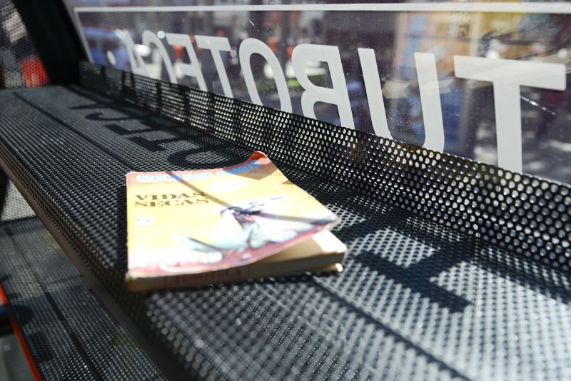 Prateleiras na estação-tubo da linha Boqueirão, na Praça Carlos Gomes, com apenas um exemplar à disposição | Henry Milleo / Agencia de Noticias Gazeta do Povo