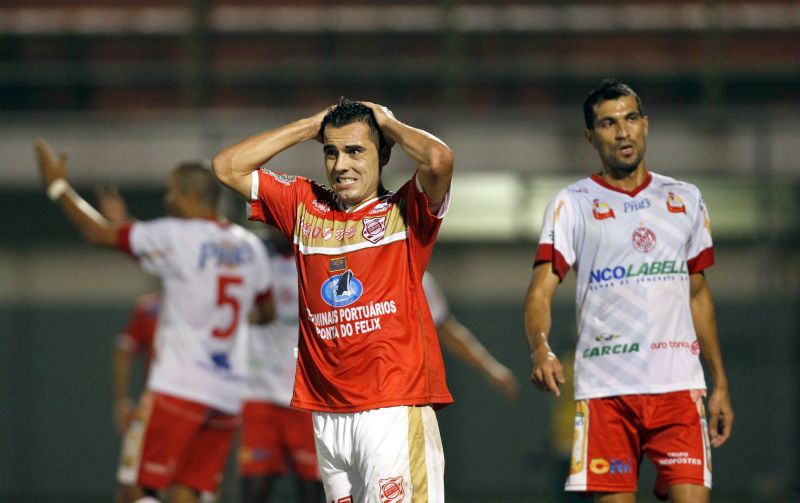 Rio Branco e Paranavaí são duas das três equipes que ainda correm risco de cair | Daniel Castellano / Gazeta do Povo