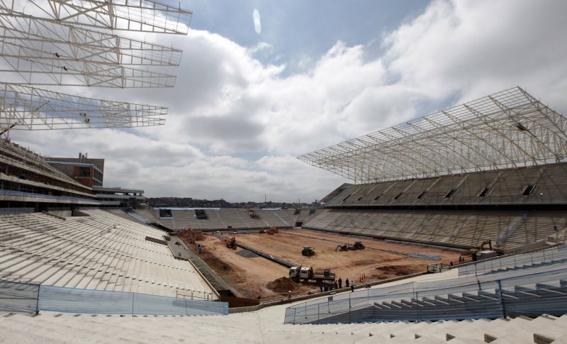 Caixa admite liberar dinheiro para o Corinthians pagar por estádio em construção | Reuters