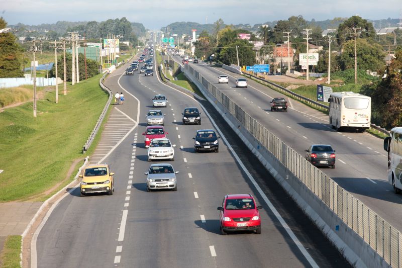 Movimento nas estradas que chegam a Curitiba foi intenso durante o domingo de Páscoa | André Rodrigues / Gazeta do Povo