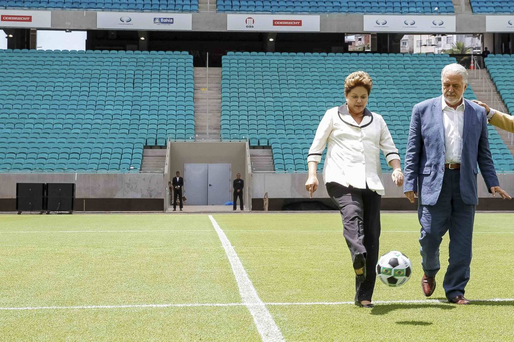 Dilma dá o pontapé incial na Arena Fonte Nova ao lado do governador baiano Jacques Wagner | Reuters