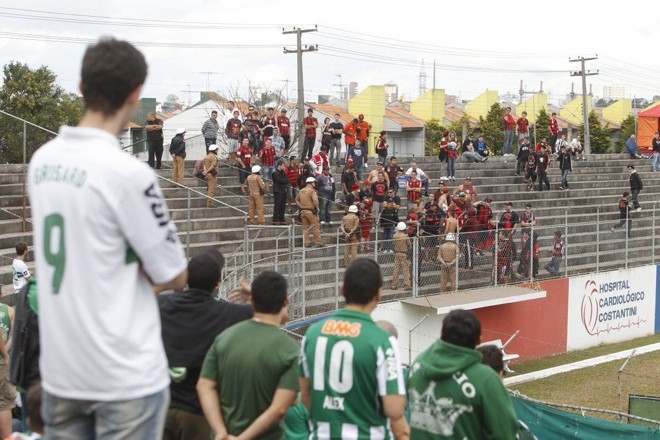 Divisória de policiais entre atleticanos e alviverdes |