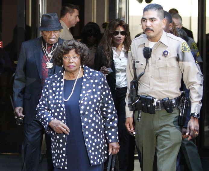 Joe, Katherine e Latoya Jackson, durante julgamento do médico Conrad Murray, em 2011 | REUTERS/David McNew