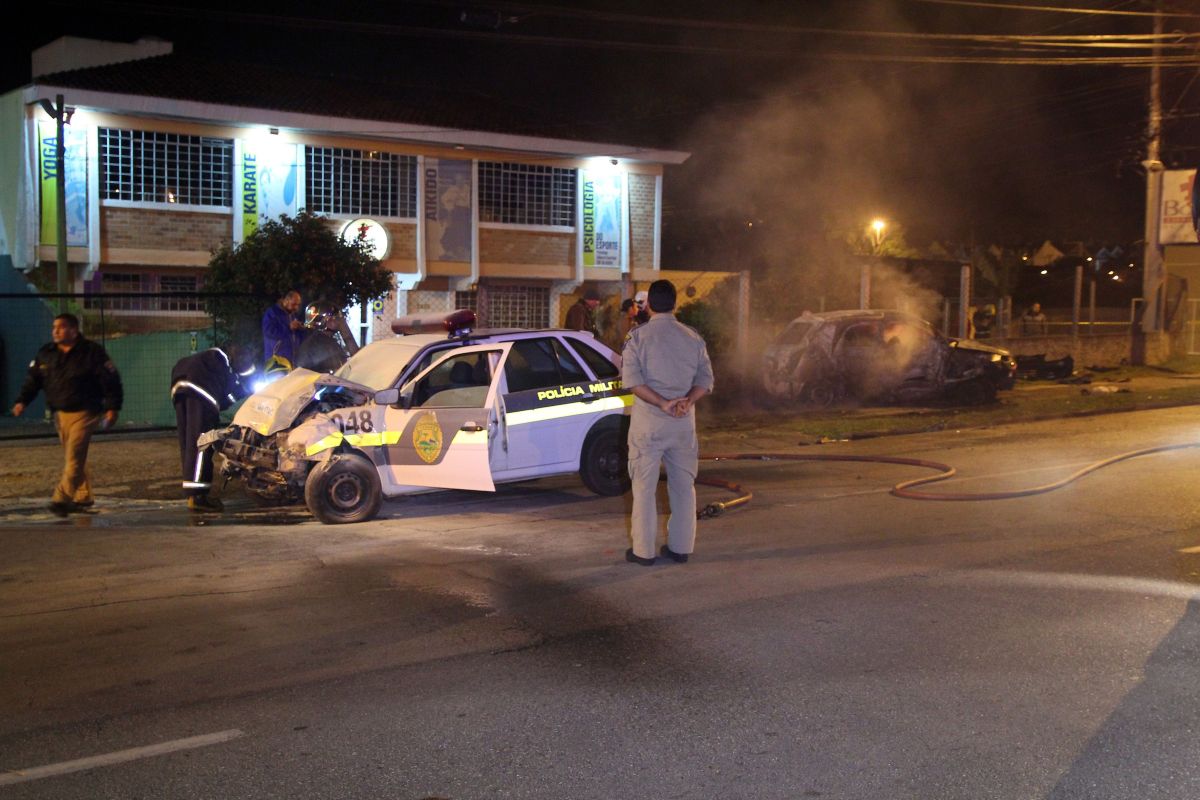 Segundo informações da assessoria da PM, o carro em que estavam os jovens, um Celta, fez uma conversão entre as ruas Comendador Franco e Alcides Arco Verde, no bairro Jardim das Américas, em Curitiba | João Carlos Frigério / Folhapress