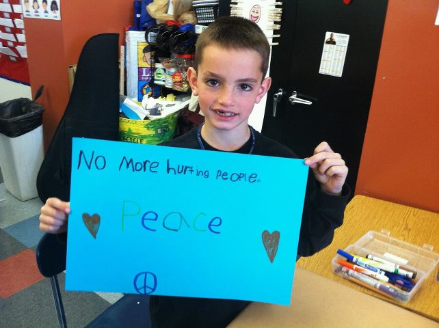 Foto de Martin Richard, uma das vítimas das explosões em Boston, segurando cartaz em que pede paz | Reprodução/Facebook