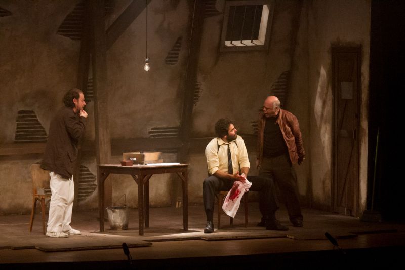 O escritor Katurian (Bruce Gomlevsky) diante dos truculentos investigadores Ariel (Miguel Thiré) e Tupolski (Tonico Pereira) | Annelize Tozetto/Festival de Teatro de Curitiba