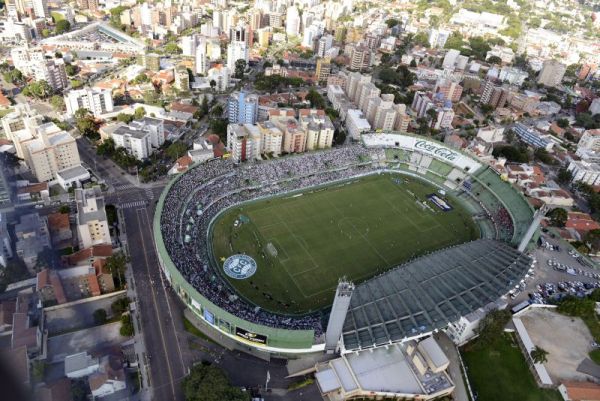 Prós: É o principal palco do futebol paranaense no momento e o que tem maior capacidade e condições para sediar o jogo que pode decidir o returno.Contras: O Couto é a casa do Coritiba. Como o clube tem uma grande quantidade de sócios, jogar lá poderia significar uma inversão de mando. | Henry Milléo/ Gazeta do Povo
