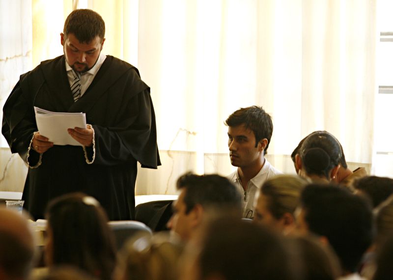 O vendedor Jean Carlos de Oliveira Pinto (de camisa branca) foi condenado a 22 anos de prisão pelo estupro e assassinato da modelo Agda de Fátima Rocha. Oito anos são pelo crime de estupro e 14 anos por homicídio qualificado | Josué Teixeira / Agência de Notícias Gazeta do Povo