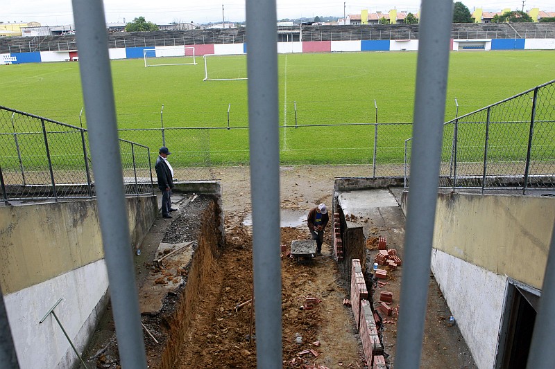 Vila Olímpica recebeu adaptações, como uma rampa para que ambulâncias possam entrar em campo, uma das exigências para estádios que surgiram nos últimos anos | Albari Rosa / Agência de Notícias Gazeta do Povo