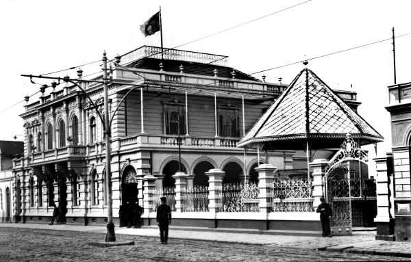 Antigo Palácio do Governo da Rua da Lyberdade, em 1915. De todo o conjunto sobrou apenas o prédio que há alguns anos serviu como sede do Museu da Imagem e do Som | Acervo Cid Destefani