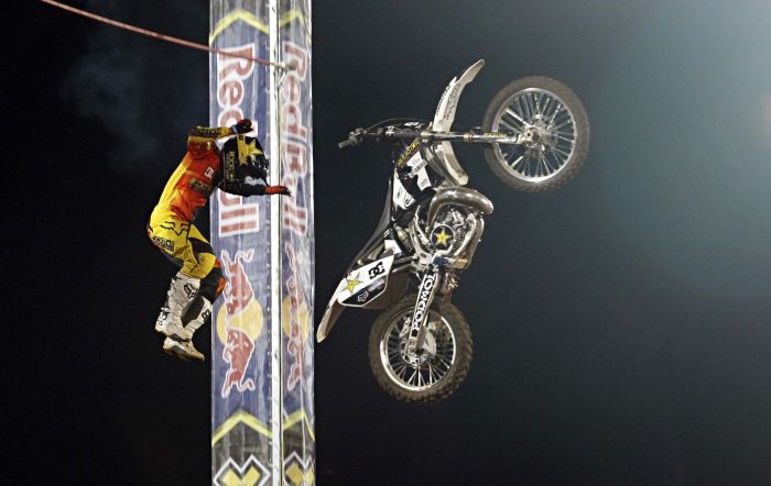 No salto da vitória da Moto X Step Up, Bryce Hudson largou a moto e foi direto para o chão | Christian Rizzi / Gazeta do Povo