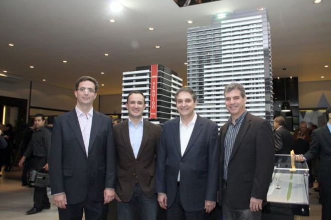 João Auada (ao centro, à dir.), diretor de Negócios da Tecnisa, e o superintendente de Vendas, Cristiano Viana (ao centro, à esq.), receberam na terça-feira José Pérez-Barqueiro Flores, diretor da rede espanhola NH para a América Latina (1º à esq.), e José Ernesto Marino Neto, presidente da BSH International, para o lançamento do The Five East Batel |