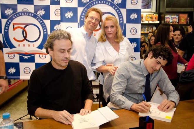 Na Saison -Biografado por Guilherme Fiúza, de preto, o ator Reynaldo Gianecchini autografou Giane, vida, arte e luta, na Livrarias Curitiba do Shopping Palladium. Atrás, em pé, Marcos Pedri e Lylian Vargas |