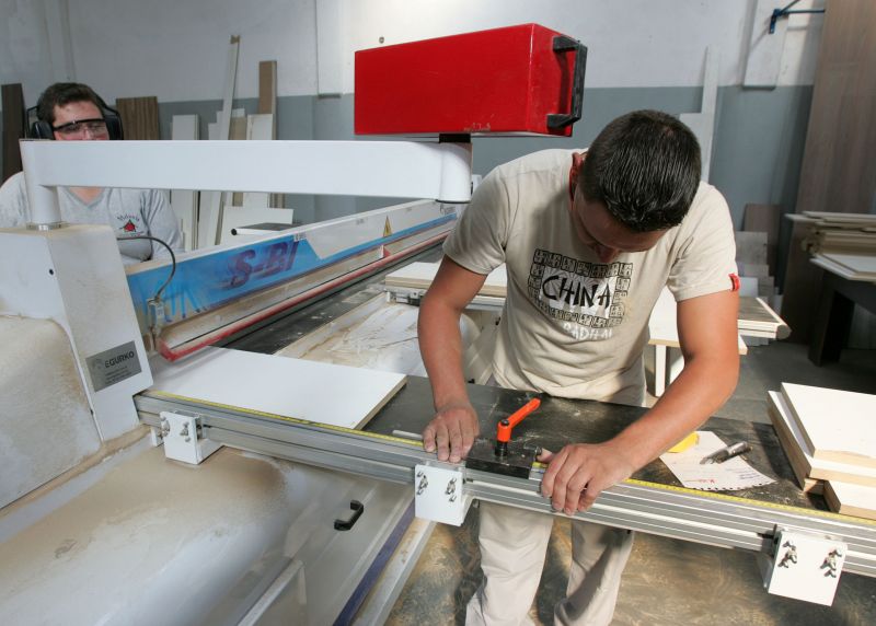 Indústria moveleira teve retração de 9,9%, influenciando índice geral para baixo | Josué Teixeira/ Gazeta do Povo