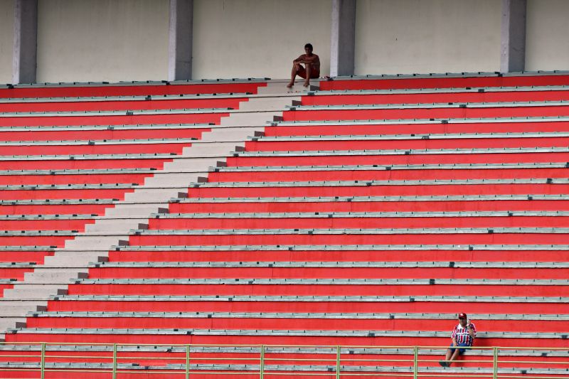 Torcedor no esvaziado Gigante do Itiberê: cena recorrente | Daniel Castellano/ Gazeta do Povo