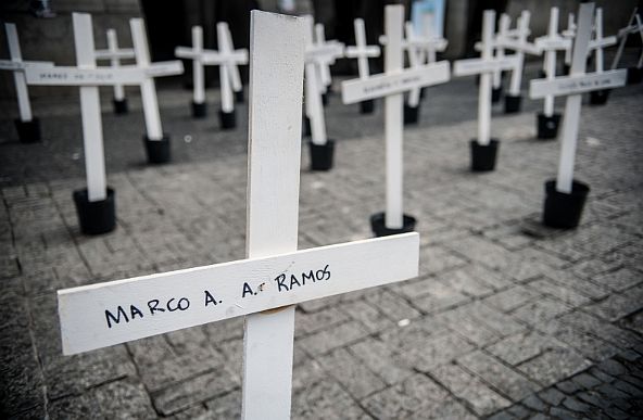 Estudantes de direito da USP instalaram nesta segunda(8), em frente ao prédio da faculdade, 111 cruzes para lembrar o número de presos mortos por policiais militares na Casa de Detenção do Carandiru, em 1992 | Marcelo Camargo/ABR