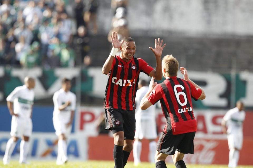 Hernani comemora com Héracles | Daniel Castellano/Gazeta do Povo