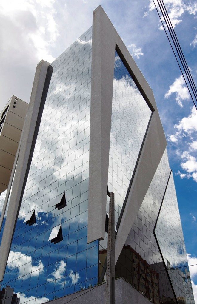 Edifício Curitibano Prime Center, pelo arquiteto Luiz Bacoccini: marcante, a fachada equilibra diferentes formatos e materiais |