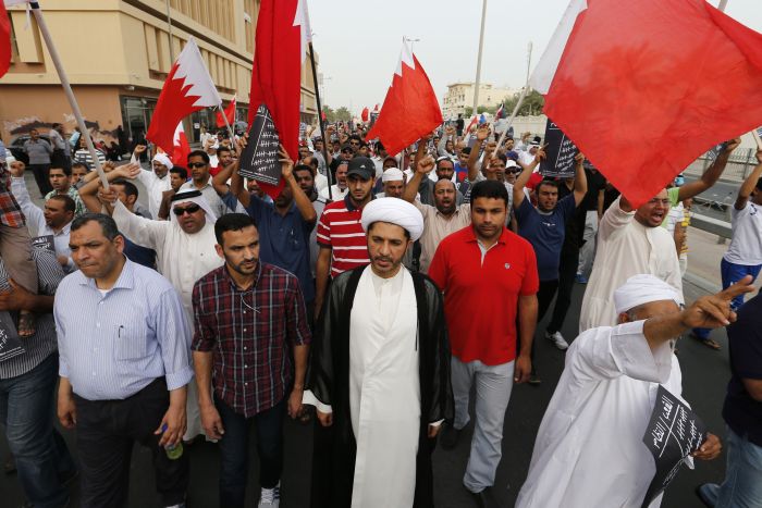 O xeque Ali Salman, líder do al-Wefaq, lidera marcha oposicionista em Manama, capital do Bahrein | Hamad I Mohammed / Reuters