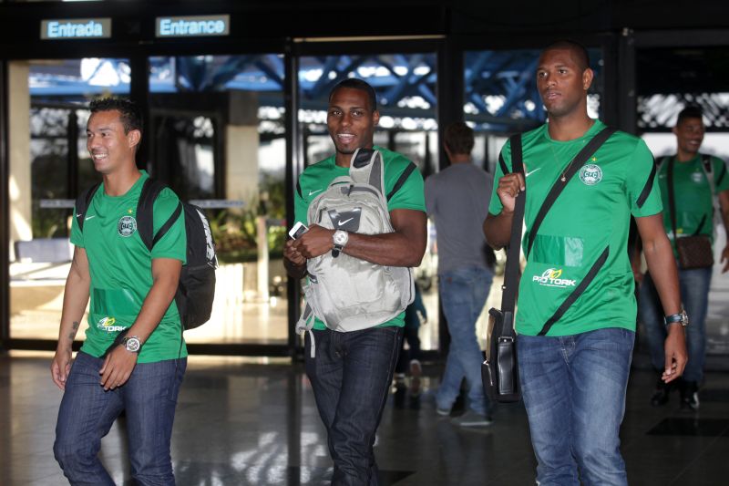 O volante Djair e os zagueiros Luccas Claro e Bonfim no embarque do Coritiba no Aeroporto Afonso Pena nesta segunda-feira | Allan Costa Pinto / Tribuna do Paraná