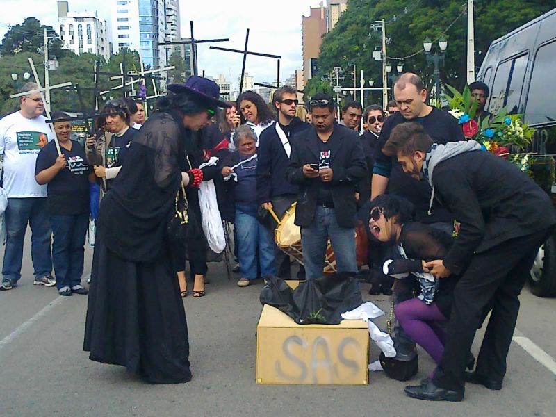Enterro simbólico do SAS no Centro Cívico, na capital | Aniele Nascimento / Agência de Notícias Gazeta do Povo