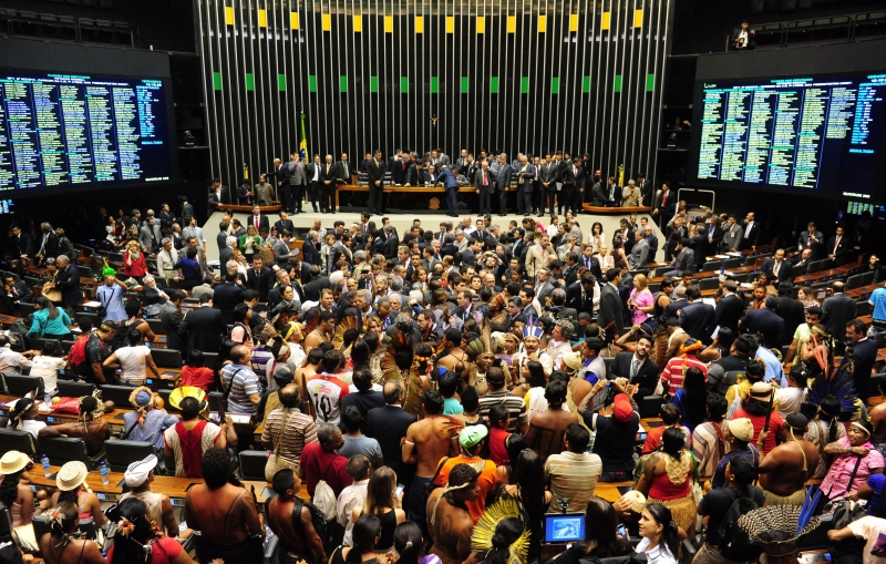 Cerca de 100 líderes indígenas, representantes de etnias de várias regiões do país, tomaram o plenário da Câmara dos Deputados e forçaram o cancelamento da sessão ordinária | Gustavo Lima/Ag. Câmara