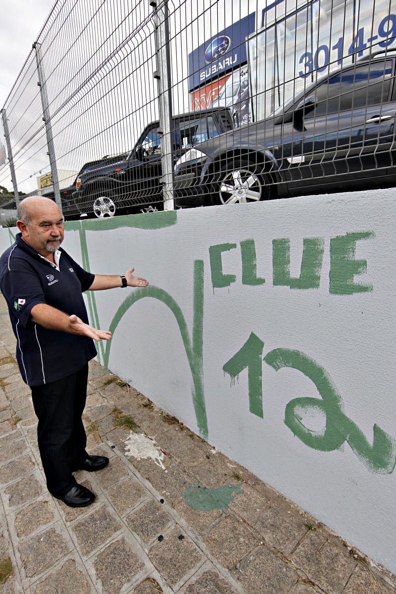 O chato Adalberto Novak tenta vencer os pichadores que teimam em agir no muro da concessionária onde trabalha | André Rodrigues/ Gazeta do Povo