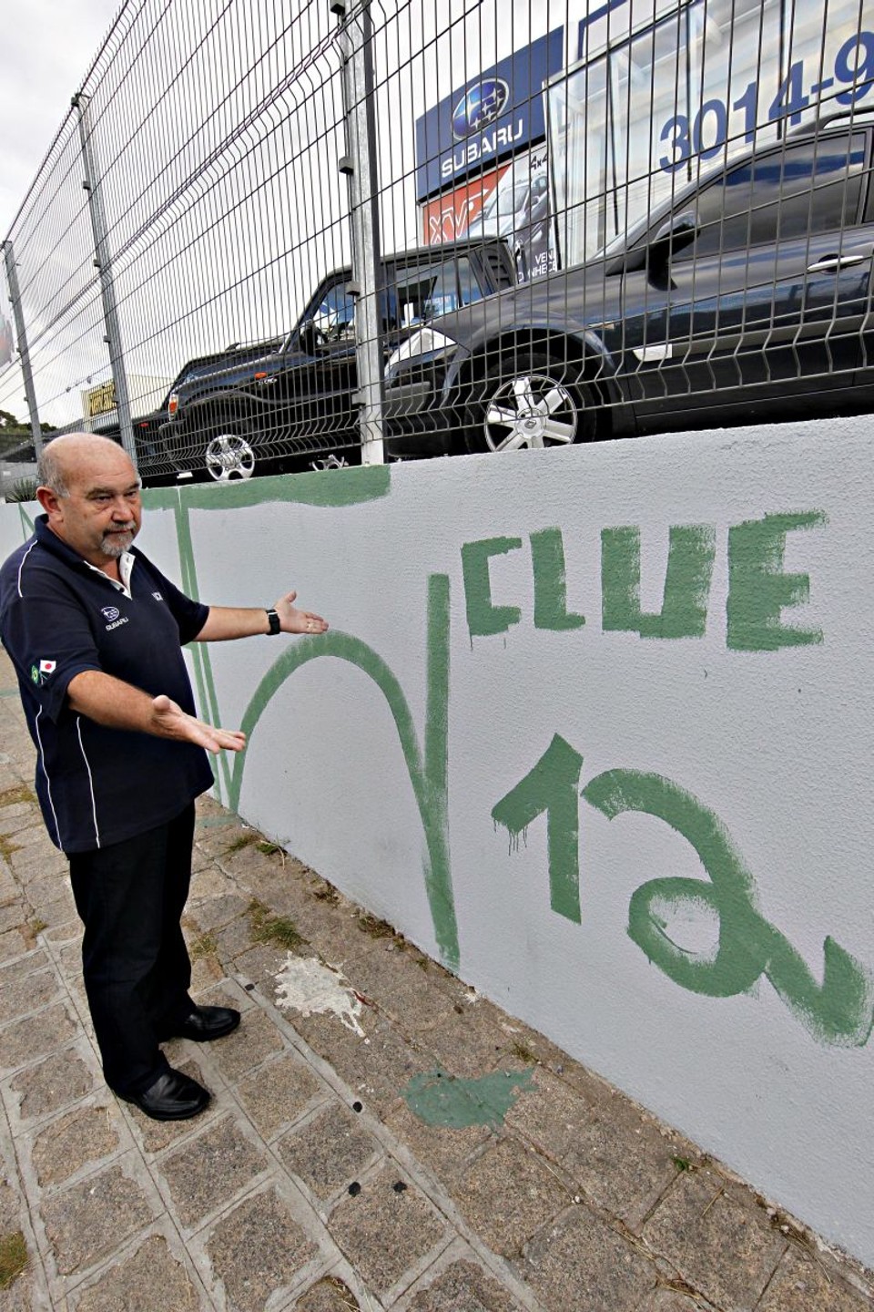 O chato Adalberto Novak tenta vencer os pichadores que teimam em agir no muro da concessionária onde trabalha | André Rodrigues/ Gazeta do Povo