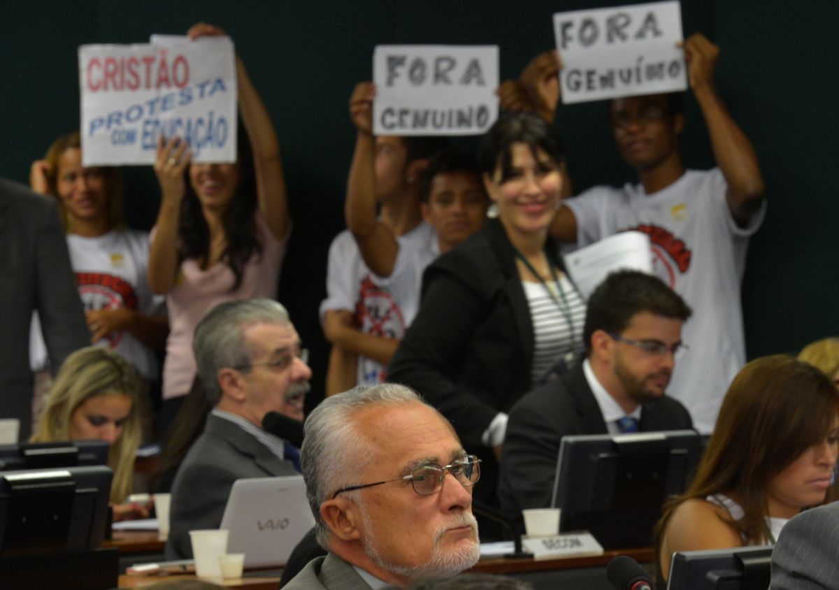 O protesto foi silencioso e realizada por cerca de 20 manifestantes, que seguravam cartazes | Wilson Dias/ABr