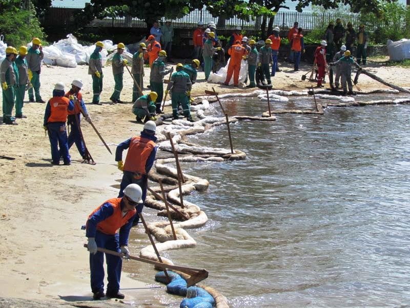 Vazamento atingiu 14 praias | Ricardo Hiar/Folhapress