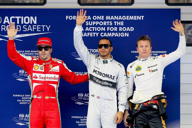 Lewis Hamilton (centro) faturou a pole position em Xangai. Na foto, ele posa ao lado de Fernando Alonso (à esquerda), que sai em terceiro, e Kimi Raikkonen que sai em segundo | EFE/EPA/DIEGO AZUBEL