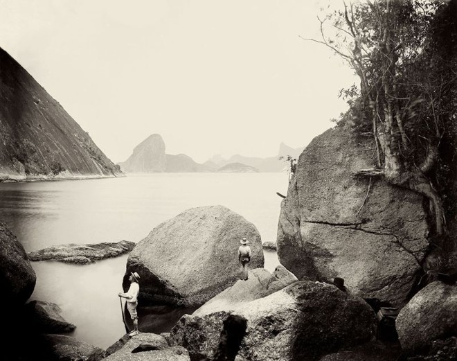 Fotografia mostra o Corcovado, no Rio de Janeiro, visto de uma praia em Niterói |