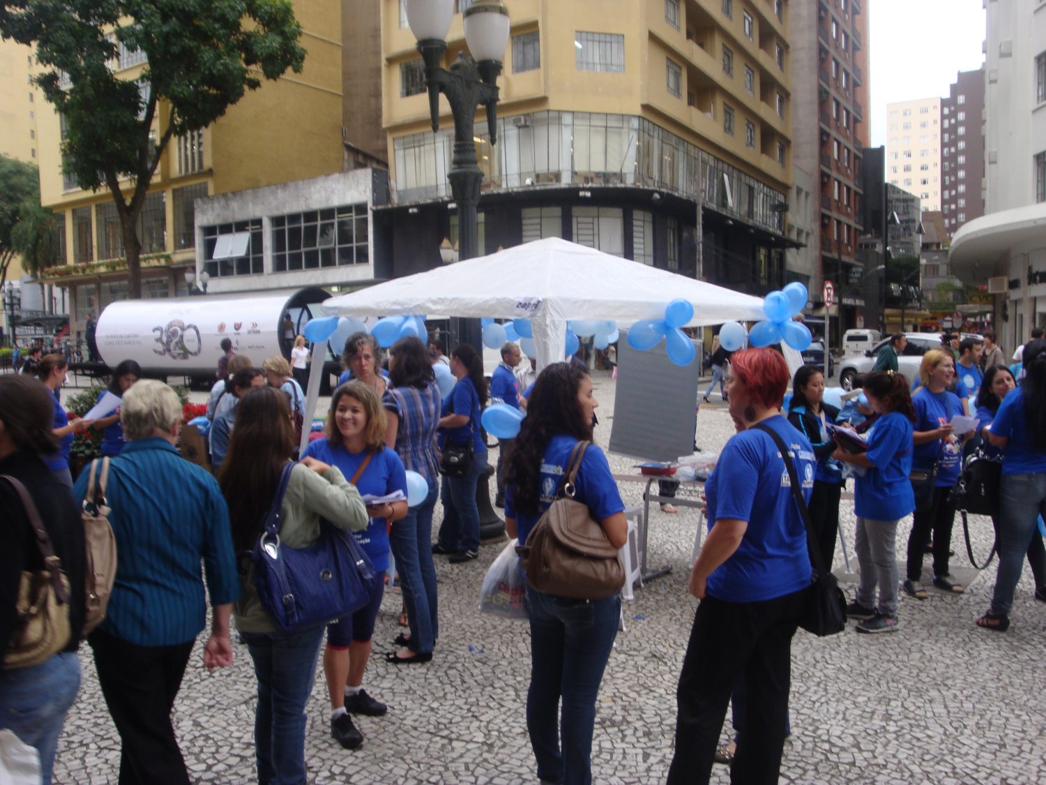 Durante a mobilização, além do cadastro de pessoas com autismo foi feita a divulgação do distúrbio a quem passava pela Rua XV de Novembro. | Adriana Czelusniak / Gazeta do Povo