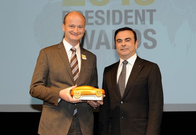 O presidente da Renault do Brasil, Olivier Murguet (à esq.), recebeu o prêmio President Awards entregue pelo presidente do Grupo Renault, o brasileiro Carlos Ghosn (à dir.). A premiação ocorreu na manhã de segunda-feira, em Paris |