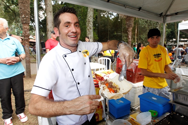 O cachorro-quente com carne seca do Josias é um dos sanduíches do cardápio da Vinada Cultural. | Antonio More / Gazeta do Povo