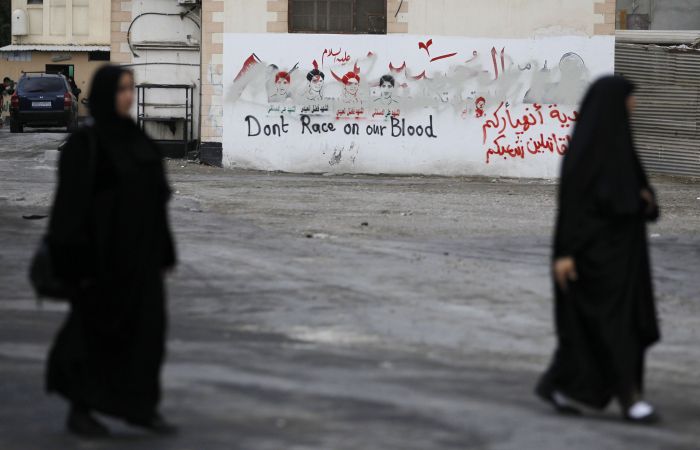 Frase de ordem contra a realização do GP do Bahrein em muro de Manama: "Não corram sobre o nosso sangue" | Hamad I Mohammed / Reuters